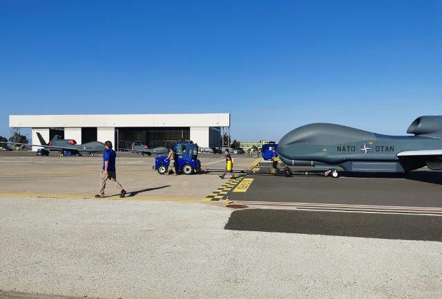 Sigonella_Arrivo quinto Global Hawk NAGSF_6