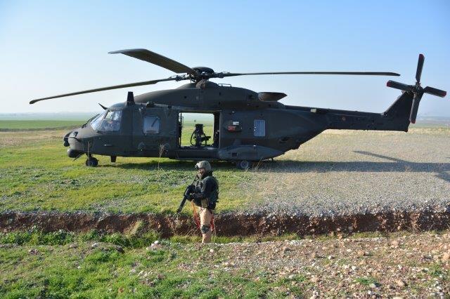 2_Difesa vicina dell'UH-90 in attesa dell'arrivo dell'assetto di fanteria aviotrasportata. Il secondo UH-90 sorveglia dall'alto (003)
