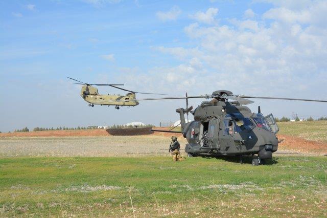 3_Il CH-47 in arrivo con il plotone per la difesa dell'area di atterraggio (002)