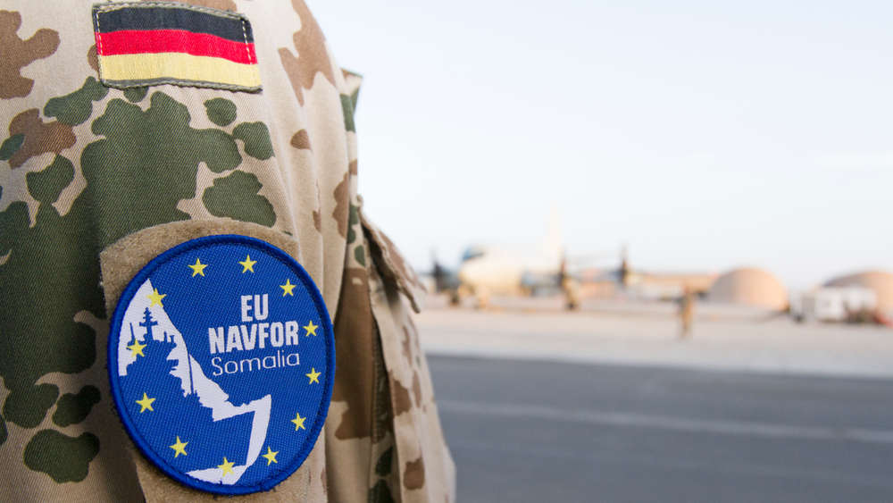 Ein deutscher Soldat der Einsatzgruppe P-3C Orion auf dem Flugfeld der französischen Base Arienne im Rahmen des deutschen Einsatzkontingents Atalanta im ostafrikanischen Dschibuti, am 20.10.2014.