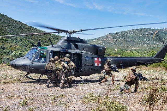 Foto 4 Imbarco di un ferito simulato a bordo di un HH-412 (002)