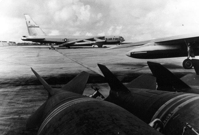 Boeing_B-52F-65-BW_(SN_57-0139)_at_Andersen_Air_Force_Base,_Guam_061128-F-1234S-006