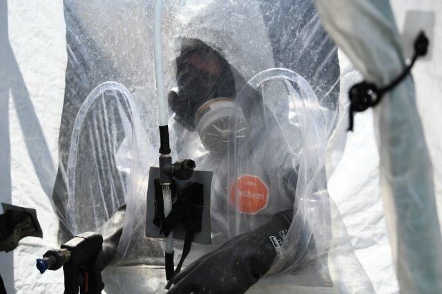 OPERATORE CBRN DURANTE LE FASI DI DECONTAMINAZIONE DEL PERSONALE (002)