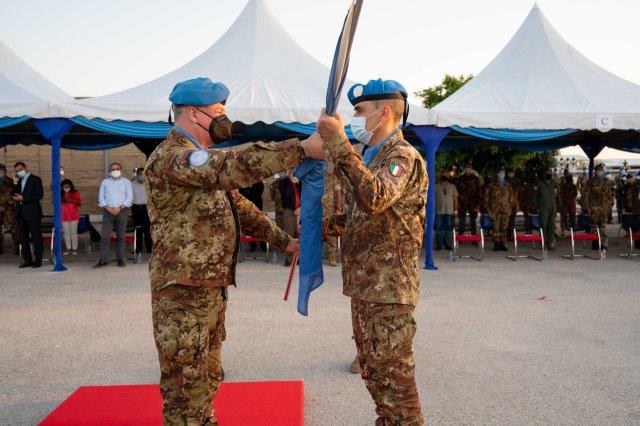 Il Gen. B. Lagorio riceve la Bandira dell'ONU (002)