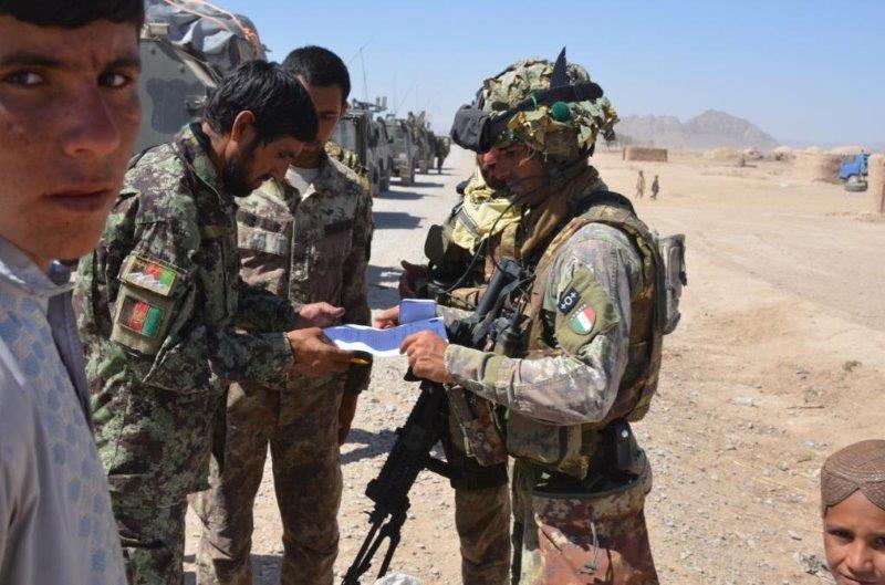 Pattuglia-mista-polizia-afgana-e-alpini-del-2-reggimento-R