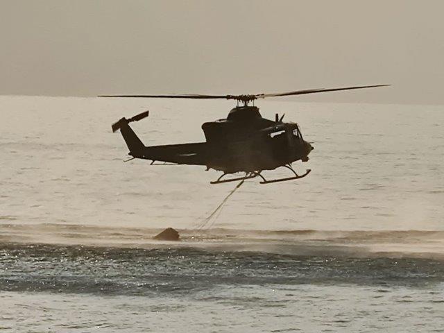 Foto 3. 1 HH-412 del 2 Sirio in fase di prelevamento acqua nel mare (002)