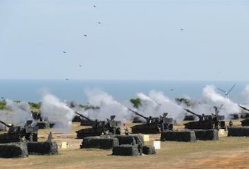Taiwan's military fire artillery from M109 self-propelled Howitzers during the annual Han Kuang exercises in Hsinchu, north eastern Taiwan, Thursday, Sept. 10, 2015. Taiwan's military is simulating attacks by political rival China this week, despite an overall warming of ties, after Beijing staged what appeared to be a strike against the presidential office in Taipei. (AP Photo/Wally Santana)