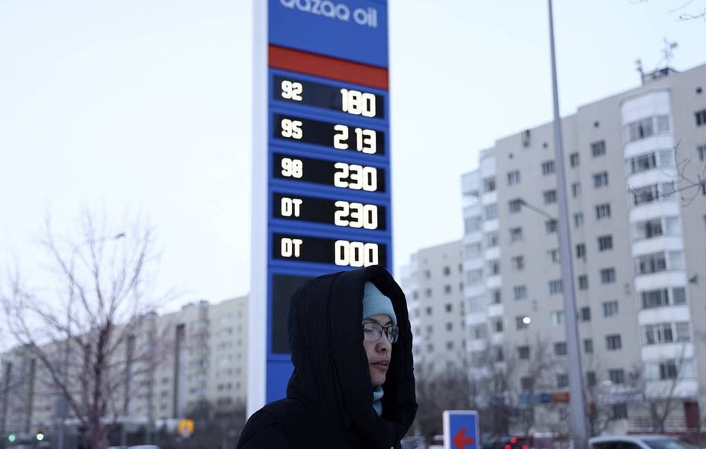 NUR-SULTAN, KAZAKHSTAN  JANUARY 5, 2022: A person walks past a price board at a filling station. Valery Sharifulin/TASS Êàçàõñòàí. Íóð-Ñóëòàí. Ïðîõîæèé âîçëå òàáëî ñ öåíàìè íà òîïëèâî íà îäíîé èç àâòîçàïðàâî÷íûõ ñòàíöèé. Âàëåðèé Øàðèôóëèí/ÒÀÑÑ