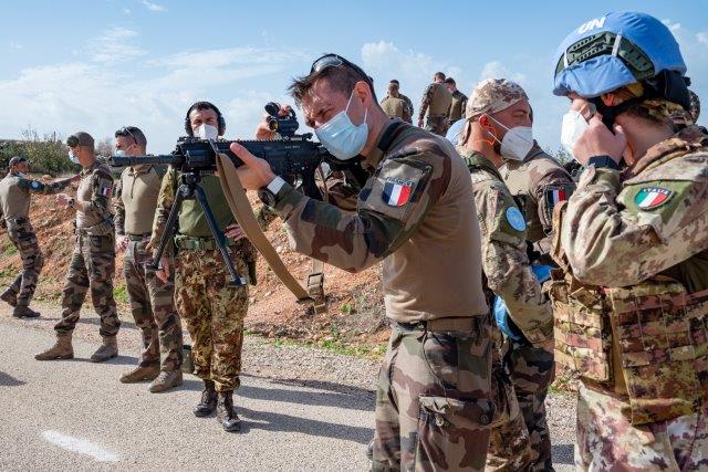 6 Militare francese illustra armamento individuale a italiani (002)