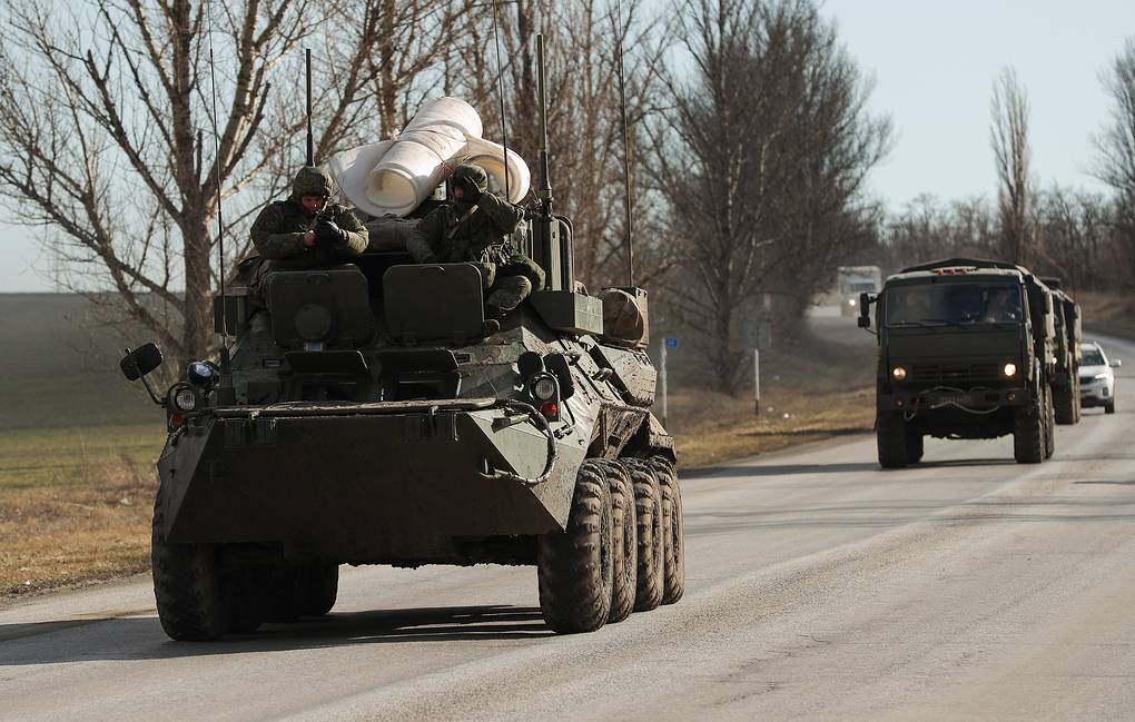 ROSTOV-ON-DON REGION, RUSSIA - FEBRUARY 19, 2022: An armoured vehicle drives by. On February 21, Russia recognized the Donetsk and Lugansk People's Republics, the friendship, cooperation and mutual assistance treaties signed with their leaders. Stringer/TASS Ðîññèÿ. Ðîñòîâñêàÿ îáëàñòü. Âîåííàÿ òåõíèêà íà äîðîãå. Ïðåçèäåíò Ðîññèè Âëàäèìèð Ïóòèí 21 ôåâðàëÿ çàÿâèë î ïðèçíàíèè ñóâåðåíèòåòà Äîíåöêîé è Ëóãàíñêîé íàðîäíûõ ðåñïóáëèê, ñ èõ ëèäåðàìè áûëè ïîäïèñàíû äîãîâîðû î äðóæáå, ñîòðóäíè÷åñòâå è âçàèìíîé ïîìîùè. Ñòðèíãåð/ÒÀÑÑ