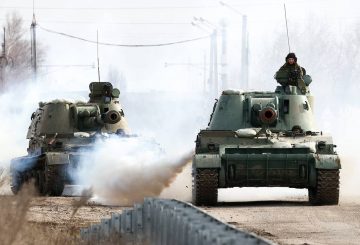 CRIMEA, RUSSIA - FEBRUARY 24, 2022: A column of armoured vehicles approaches the Perekop checkpoint on the Ukrainian border. Early on February 24, President Putin announced a special military operation to be conducted by the Russian Armed Forces in response to appeals for help from the leaders of the Donetsk and Lugansk People's Republics. Sergei Malgavko/TASS Ðîññèÿ. Ðåñïóáëèêà Êðûì. Ðîññèéñêàÿ âîåííàÿ òåõíèêà â ðàéîíå ïðîïóñêíîãî ïóíêòà Ïåðåêîï ðîññèéñêî-óêðàèíñêîé ãðàíèöû. Óòðîì 24 ôåâðàëÿ ïðåçèäåíò ÐÔ Âëàäèìèð Ïóòèí îáúÿâèë, ÷òî â îòâåò íà îáðàùåíèå ðóêîâîäèòåëåé Ëóãàíñêîé è Äîíåöêîé íàðîäíûõ ðåñïóáëèê îí ïðèíÿë ðåøåíèå î ïðîâåäåíèè ñïåöèàëüíîé âîåííîé îïåðàöèè. Ñåðãåé Ìàëüãàâêî/ÒÀÑÑ
