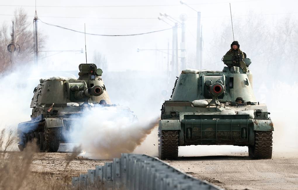 CRIMEA, RUSSIA - FEBRUARY 24, 2022: A column of armoured vehicles approaches the Perekop checkpoint on the Ukrainian border. Early on February 24, President Putin announced a special military operation to be conducted by the Russian Armed Forces in response to appeals for help from the leaders of the Donetsk and Lugansk People's Republics. Sergei Malgavko/TASS

Ðîññèÿ. Ðåñïóáëèêà Êðûì. Ðîññèéñêàÿ âîåííàÿ òåõíèêà â ðàéîíå ïðîïóñêíîãî ïóíêòà Ïåðåêîï ðîññèéñêî-óêðàèíñêîé ãðàíèöû. Óòðîì 24 ôåâðàëÿ ïðåçèäåíò ÐÔ Âëàäèìèð Ïóòèí îáúÿâèë, ÷òî â îòâåò íà îáðàùåíèå ðóêîâîäèòåëåé Ëóãàíñêîé è Äîíåöêîé íàðîäíûõ ðåñïóáëèê îí ïðèíÿë ðåøåíèå î ïðîâåäåíèè ñïåöèàëüíîé âîåííîé îïåðàöèè. Ñåðãåé Ìàëüãàâêî/ÒÀÑÑ