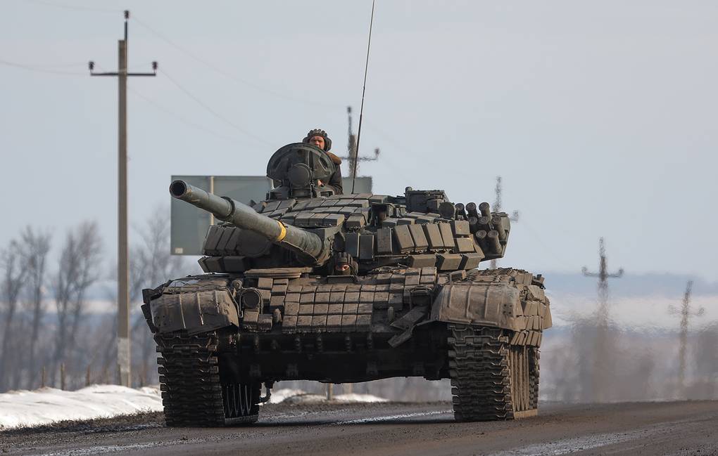 BELGOROD REGION, RUSSIA - FEBRUARY 26, 2022: A Russian military vehicle is seen near the village of Oktyabrsky, Belgorod Region, near the Russian-Ukrainian border. Early on 24 February, Russia's President Putin announced his decision to launch a special military operation after considering requests from the leaders of the Donetsk People's Republic and the Lugansk People's Republic. Anton Vergun/TASS Ðîññèÿ. Áåëãîðîäñêàÿ îáëàñòü. Ðîññèéñêàÿ âîåííàÿ òåõíèêà â ðàéîíå ïîñåëêà Îêòÿáðüñêèé ðÿäîì ñ ðîññèéñêî-óêðàèíñêîé ãðàíèöåé. Óòðîì 24 ôåâðàëÿ ïðåçèäåíò ÐÔ Âëàäèìèð Ïóòèí îáúÿâèë, ÷òî â îòâåò íà îáðàùåíèå ðóêîâîäèòåëåé Ëóãàíñêîé è Äîíåöêîé íàðîäíûõ ðåñïóáëèê îí ïðèíÿë ðåøåíèå î ïðîâåäåíèè ñïåöèàëüíîé âîåííîé îïåðàöèè. Àíòîí Âåðãóí/ÒÀÑÑ