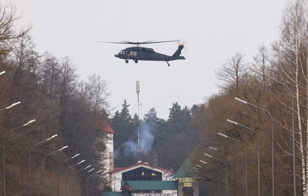 BREST REGION, BELARUS - MARCH 3, 2022: A helicopter carrying the Ukrainian delegation arrives at the Belovezhskaya Pushcha National Park ahead of the Russian-Ukrainian talks. Earlier, Russian Presidential Aide Vladimir Medinsky said that the Russian-Ukrainian talks would take place in the Brest Region as it had been planned. The first round of the negotiations was held in the Gomel Region, Belarus, on 28 February 2022. Early on 24 February, Russia's President Putin announced his decision to launch a special military operation after considering requests from the leaders of the Donetsk People's Republic and Lugansk People's Republic. Peter Kovalev/TASS Áåëîðóññèÿ. Áðåñòñêàÿ îáëàñòü. Ïðèáûòèå óêðàèíñêîé äåëåãàöèè íà ïåðåãîâîðû íà òåððèòîðèþ íàöèîíàëüíîãî ïàðêà "Áåëîâåæñêàÿ ïóùà". Êàê ñîîáùèë ðàíåå ïîìîùíèê ïðåçèäåíòà ÐÔ Âëàäèìèð Ìåäèíñêèé, ïåðåãîâîðû äåëåãàöèé Ðîññèè è Óêðàèíû ñîñòîÿòñÿ íà òåððèòîðèè Áðåñòñêîé îáëàñòè Áåëîðóññèè, êàê è áûëî çàïëàíèðîâàíî. 28 ôåâðàëÿ ïðîøåë ïåðâûé ðàóíä ïåðåãîâîðîâ ñ óêðàèíñêîé ñòîðîíîé â Ãîìåëüñêîé îáëàñòè Áåëîðóññèè íà ôîíå ïðîâåäåíèÿ îáúÿâëåííîé 24 ôåâðàëÿ ïðåçèäåíòîì ÐÔ Âëàäèìèðîì Ïóòèíûì ñïåöèàëüíîé âîåííîé îïåðàöèè íà Óêðàèíå â îòâåò íà îáðàùåíèå ðóêîâîäèòåëåé ðåñïóáëèê Äîíáàññà (ÄÍÐ è ËÍÐ) î ïîìîùè. Ïåòð Êîâàëåâ/ÒÀÑÑ