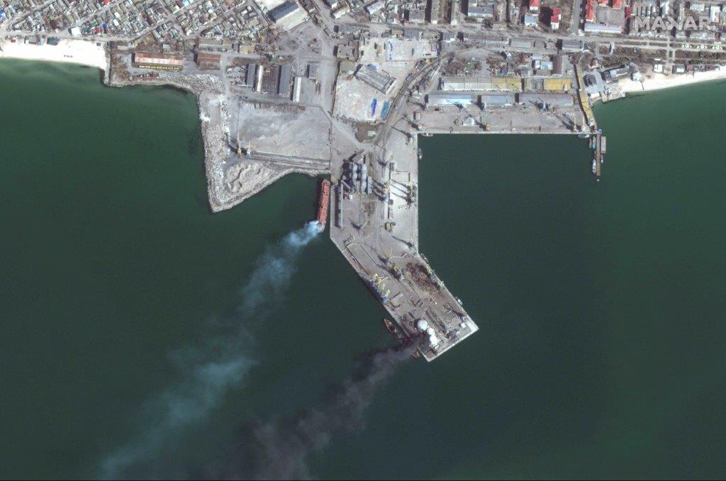 visión general del buque volcado y el almacenamiento de información tank_port de berdyansk_ukraine_25march2022_wv2