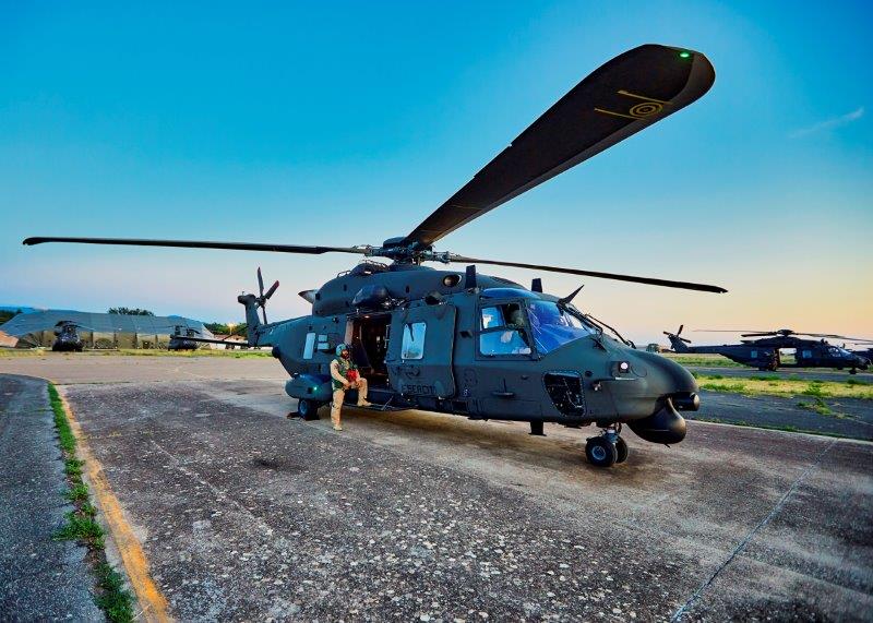 Foto 1. Uno specialista QAEF durante la messa in moto dell'NH-90 (002)