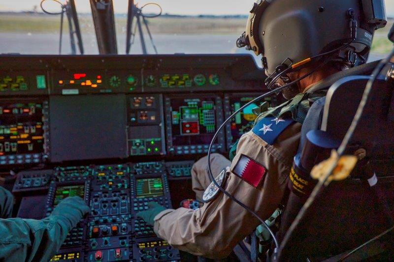 Foto 2. Un allievo pilota QAEF nella cabina dell'NH-90 (002)