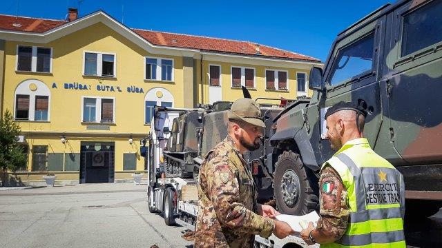 3. Caricamento mezzi e materiali presso la sede del 3 Reggimento Alpini.._ (002)