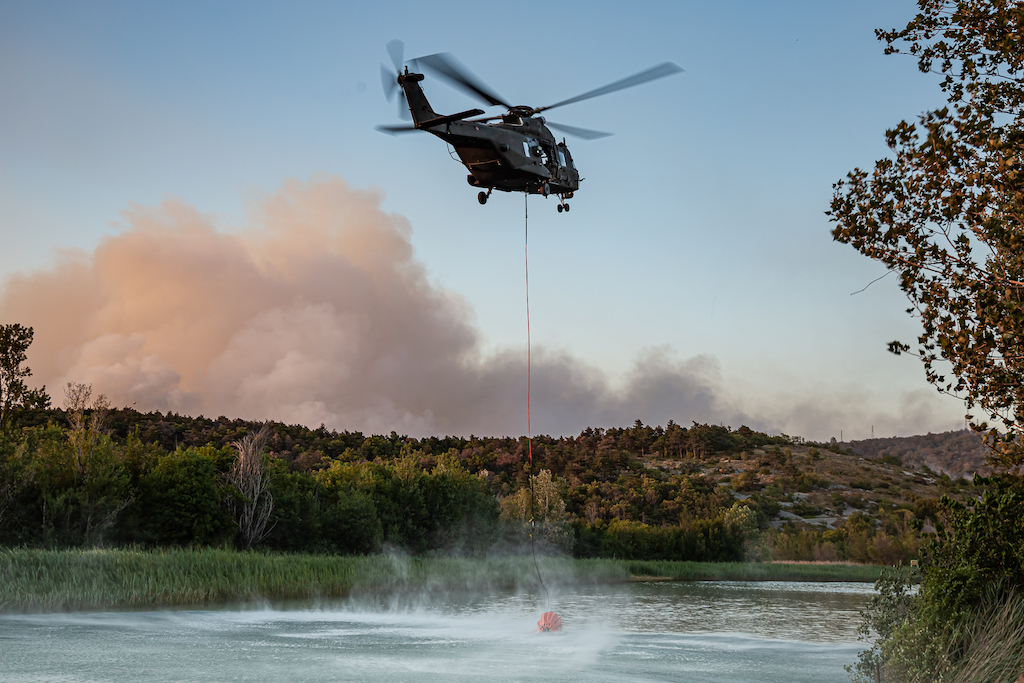 Foto 1. Un UH-90 in fase di prelevamento acqua da un lago (002)