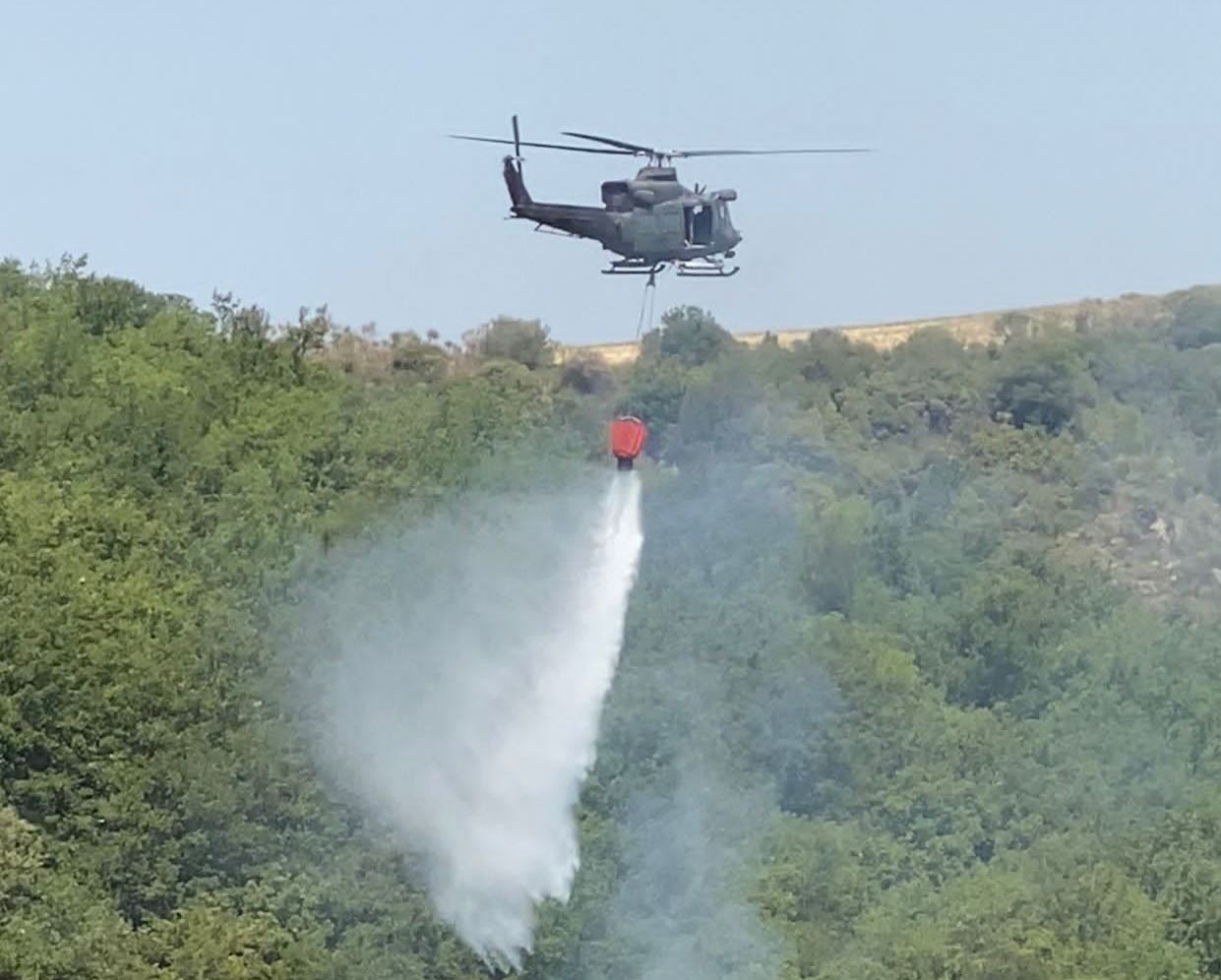 Foto 6. Un HH-412 mentre lancia l'acqua (002)