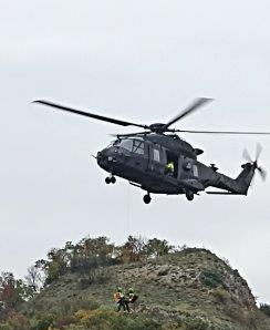Foto 2. L'NH-90 dell'Esercito ed il personale del CNSAS (002)