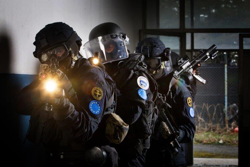 Incursori del GIS e operatori di reparti Atlas in attività addestrative