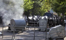 Tensione in Kosovo: scontri tra manifestanti serbi e KFOR, feriti anche militari italiani