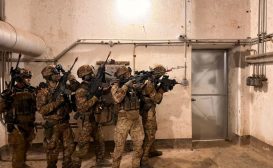 I guastatori paracadutisti si addestrano alla guerra nei tunnel