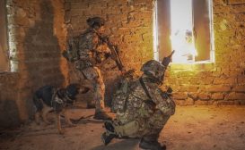 Paracadutisti del 187° reggimento in addestramento anche nel combattimento in trincea